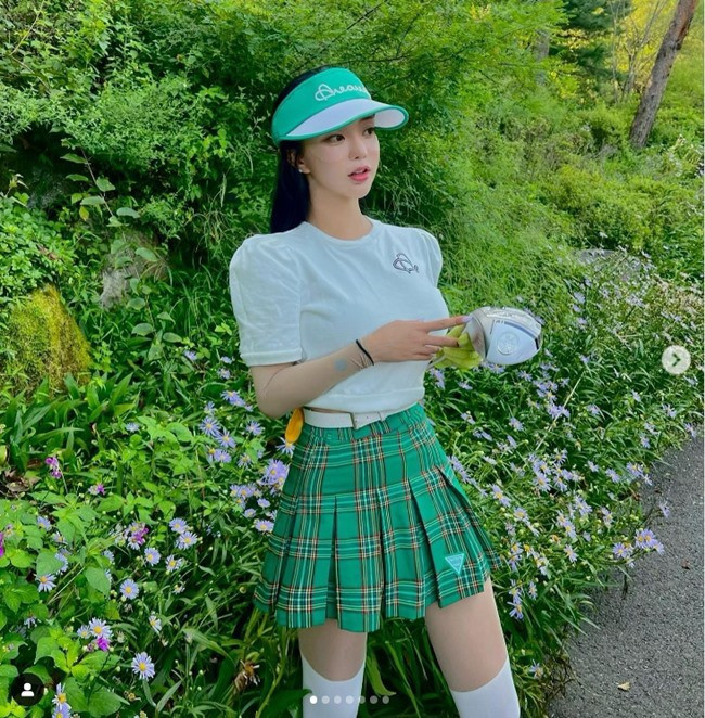 Áo nỉ cổ tròn trẻ trung, năng động cũng là item được hot girl sinh mê golf yêu thích. Trang phục này mix cùng chân váy ngắn giúp người đẹp trông như cô nữ sinh, trẻ hơn hẳn so với độ tuổi 30. Những ngày lạnh hơn, Choi In Hye sẽ mix áo thun hoặc áo len cổ lọ với áo áo len hoặc áo khoác gile bên ngoài. “Nữ thần sân golf” đặc biệt ưu ái những thiết kế áo khoác chần trám, vừa nhẹ ấm lại vừa toát lên vẻ sang trọng, đậm chất “con nhà giàu”.