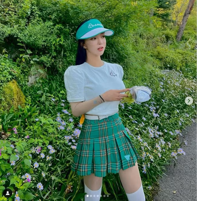 Áo nỉ cổ tròn trẻ trung, năng động cũng là item được hot girl sinh mê golf yêu thích. Trang phục này mix cùng chân váy ngắn giúp người đẹp trông như cô nữ sinh, trẻ hơn hẳn so với độ tuổi 30. Những ngày lạnh hơn, Choi In Hye sẽ mix áo thun hoặc áo len cổ lọ với áo áo len hoặc áo khoác gile bên ngoài. “Nữ thần sân golf” đặc biệt ưu ái những thiết kế áo khoác chần trám, vừa nhẹ ấm lại vừa toát lên vẻ sang trọng, đậm chất “con nhà giàu”.