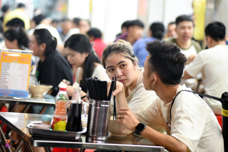 Hảo và Tiến (quận 3) đến quán quen trên đường Hà Tôn Quyền để ăn sủi cảo. "Đợt này thấy phố nhộn nhịp hơn, đợt trước đến đây thì chỉ các quán ăn mới treo đèn, giờ các dãy phố cũng đã treo đèn lồng đủ màu, khá đẹp mắt và nhộn nhịp", Hảo nói.