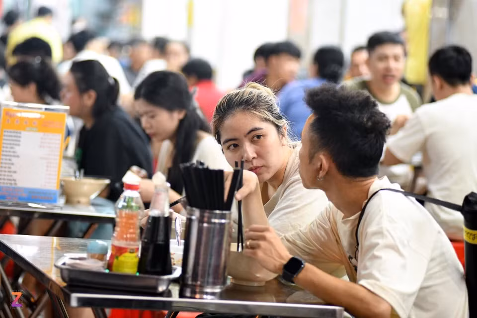 Hảo và Tiến (quận 3) đến quán quen trên đường Hà Tôn Quyền để ăn sủi cảo. "Đợt này thấy phố nhộn nhịp hơn, đợt trước đến đây thì chỉ các quán ăn mới treo đèn, giờ các dãy phố cũng đã treo đèn lồng đủ màu, khá đẹp mắt và nhộn nhịp", Hảo nói.