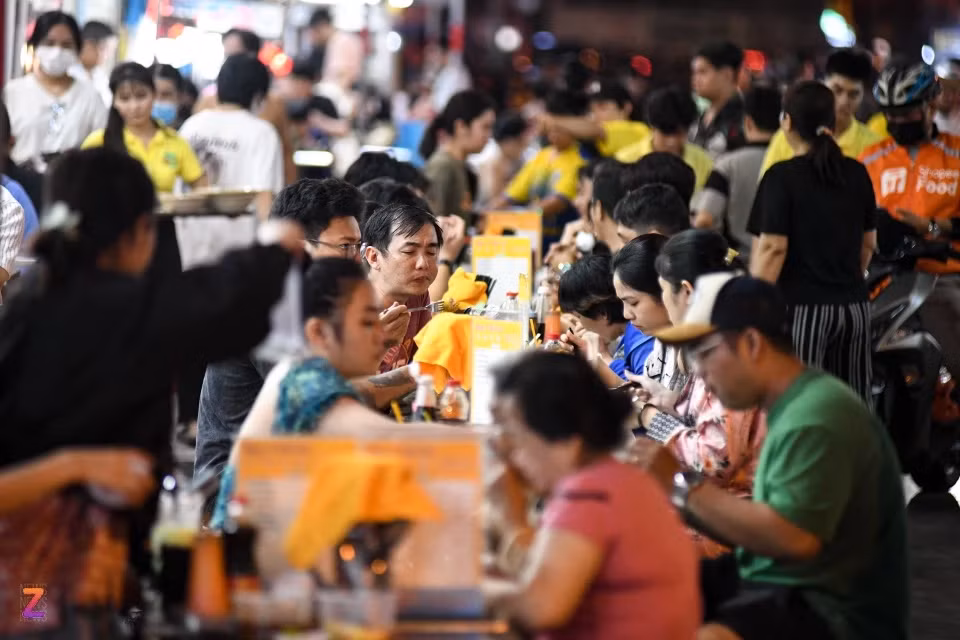 Ghi nhận một số buổi tối gần đây, con phố khá đông đúc, đặc biệt trung khung giờ 20-22h. Các quán đông nghịt khách, món ăn được khách lựa chọn vẫn là sủi cảo.