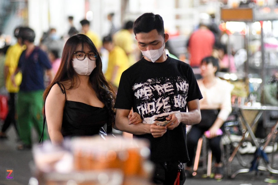 Kỳ và Trọng (quận Bình Tân) cho biết khoảng 1-2 tháng, hai bạn lại đến đường Hà Tôn Quyền để ăn sủi cảo. "Mình chưa biết thông tin đường này trở thành phố ẩm thực, mình đến thì thấy nhiều đèn hơn, các quán trang trí rực rỡ hơn. Mình nghĩ người ta đến đây chỉ để ăn sủi cảo chứ không phải ăn món nào khác", Kỳ chia sẻ.