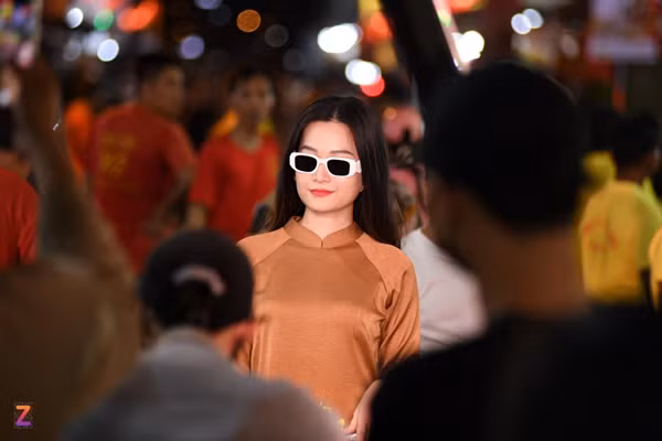 Ngoài ăn uống, không gian nhộn nhịp, đặc trưng của tuyến phố ẩm thực cũng thu hút nhiều người cũng đến đây để quay video, chụp ảnh, làm phim.