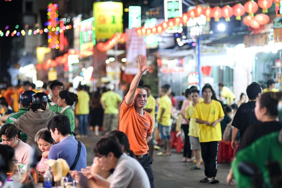 Đường Hà Tôn Quyền (quận 11) từ lâu được biết đến là nơi có món sủi cảo tôm nổi tiếng, còn được người TP.HCM gọi là phố sủi cảo. Dọc hai bên đường, từ số nhà 150 đến số nhà hơn 200, có khoảng hơn 20 tiệm bán sủi cảo lớn nhỏ.