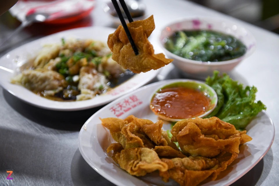 Các quán thường mở cửa từ 13h-1h sáng. Theo chia sẻ của một nhân viên, những món khách thường gọi khi đến đây là sủi cảo chiên, sủi cao khô dầu hào, mì khô...