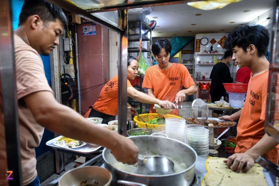 Anh Hùng Lâm, quản lý một cửa hàng sủi cảo nổi tiếng tại Hà Tôn Quyền, cho biết: "Từ lúc có phố ẩm thực thì đa số khách gửi xe máy ở ngoài nên không còn cảnh lộn xộn bát nháo, việc buôn bán từ đó thuận lợi hơn. Tuy nhiên có vẻ chưa nhiều người biết đây đã trở thành phố ẩm thực nên lượng khách đợt này chỉ nhỉnh hơn trước đôi chút".