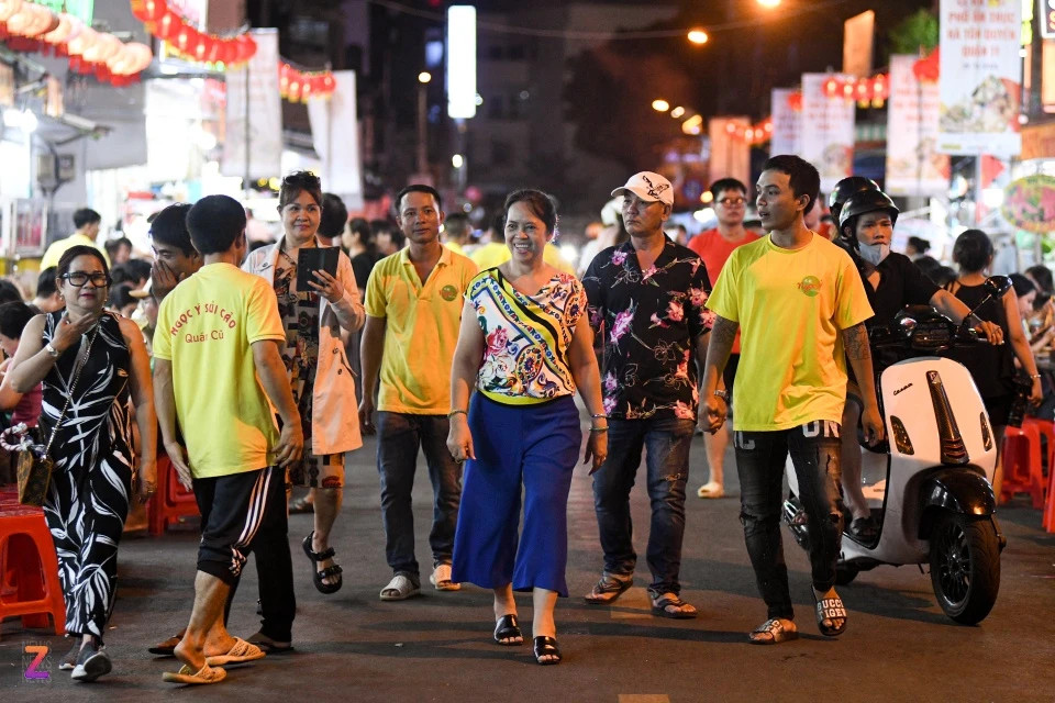 Sau khi trở thành phố ẩm thực, khách đến đây đa số phải gửi xe ở ngoài rồi đi bộ vào. Tuy nhiên nhiều khách vẫn có thói quen cũ, đi xe đậu trước cửa quán khiến con phố lộn nhộn người đi bộ, người đi xe xen lẫn.