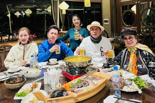 Vo kem 17 tuoi cua Bang Kieu tinh cam ben me chong-Hinh-2