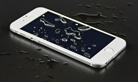 Dat dien thoai xuong ban nen up hay ngua man hinh?-Hinh-2