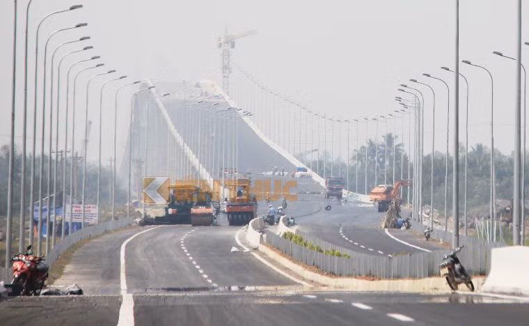 Cầu Long Thành khá cao bắt qua sông Đồng Nai, một hạng mục quan trọng trên tuyến đường sắp đưa vào sử dụng đang được đội ngũ công nhân gấp rút thi công để hoàn thành trước giờ "G"