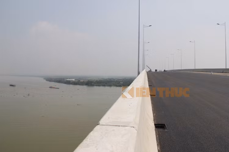 Đứng trên đỉnh cầu Long Thành,bạn có thể ngắm dòng sông Đồng Nai uốn lượn.