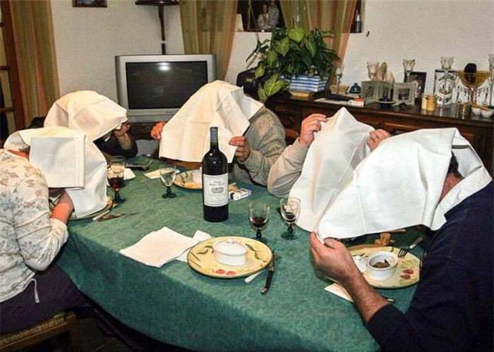 9. Ở Pháp, có một món ăn mà bạn phải... trùm khăn để thưởng thức. Chim họa mi kiểu Pháp được chế biến cầu kì. Làn da bóng như vỏ ô liu, thịt thơm ngọt vì được ướp trong rượu Armagnac. Họa mi nướng vẫn giữ nguyên độ căng tròn béo núc, thể hiện trình độ đỉnh cao trong chế biến và lựa chọn nguyên liệu của người Pháp.