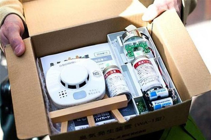 11. Các nhà khoa học Nhật đã phát minh báo cháy dùng wasabi tạo mùi cho những người điếc. Công ty Nhật Bản Air Water Safety Service đã phát triển một thiết bì báo cháy dùng mùi wasabi thay vì âm thanh. Khi phát hiện khói lửa, thiết bị sẽ phát ra một mùi kích thích mạnh đóng vai trò như còi báo cháy. Thiết bị này sẽ tăng cơ hội sống cho những người không thể nghe được tiếng còi báo cháy.