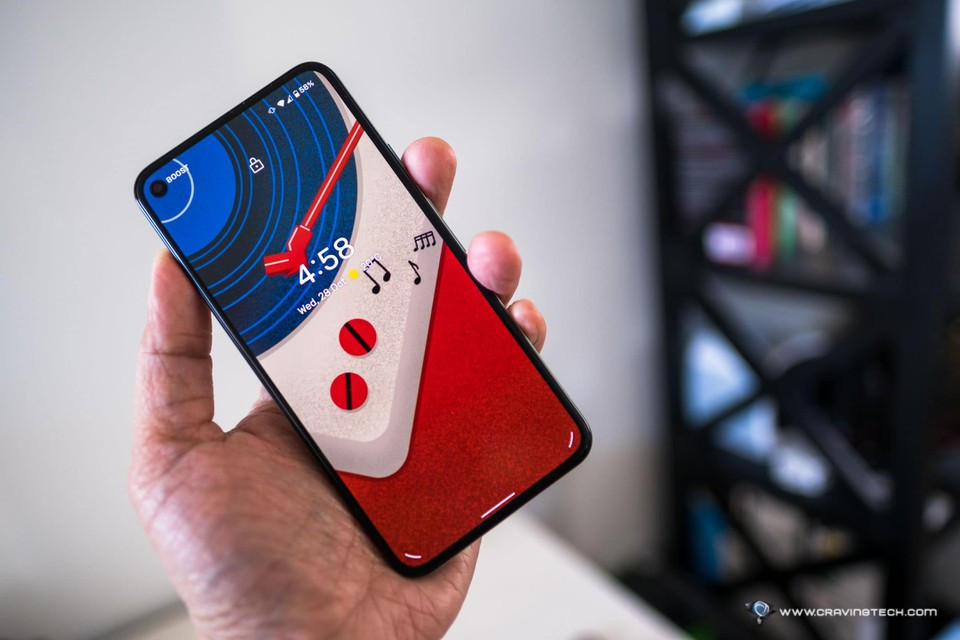 Dù không phải thế hệ mới nhất, trang GSMArena đánh giá Google Pixel 5 vẫn là một trong những smartphone Android nhỏ gọn đáng mua hiện nay. Máy dụng nền tảng Android thuần với độ tối ưu tốt và được cập nhật sớm, trang bị màn hình OLED 6 inch tần số quét 90 Hz cho hiệu ứng cuộn lướt mượt mà, thiết kế dễ cầm nắm với cảm biến vân tay nằm ở mặt lưng. Ảnh: Craving Tech.