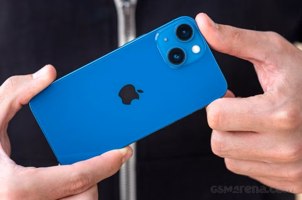 Tương tự các phiên bản lớn hơn, mặt trước của iPhone 13 mini được phủ lớp bảo vệ ceramic. Tuy có dung lượng pin cao hơn thế hệ trước, trang The Verge đánh giá thời lượng sử dụng của iPhone 13 mini có thể không đáp ứng đủ với người dùng có nhu cầu cao. Giá bán chính hãng của iPhone 13 mini khoảng 20-21 triệu đồng cho tùy chọn bộ nhớ 128 GB. Ảnh: GSMArena.