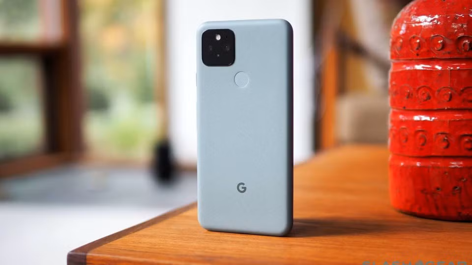 Về cấu hình, Pixel 5 trang bị chip Snapdragon 765 5G, RAM 8 GB, bộ nhớ 128 GB, thời lượng pin khoảng 2 ngày, 2 camera sau dùng thuật toán của Google với camera chính 12,2 MP, camera góc siêu rộng 16 MP. Do không được bán chính hãng tại Việt Nam, người dùng có thể mua Pixel 5 dưới dạng xách tay với giá khoảng 13-15 triệu đồng. Ảnh: Slashgear.