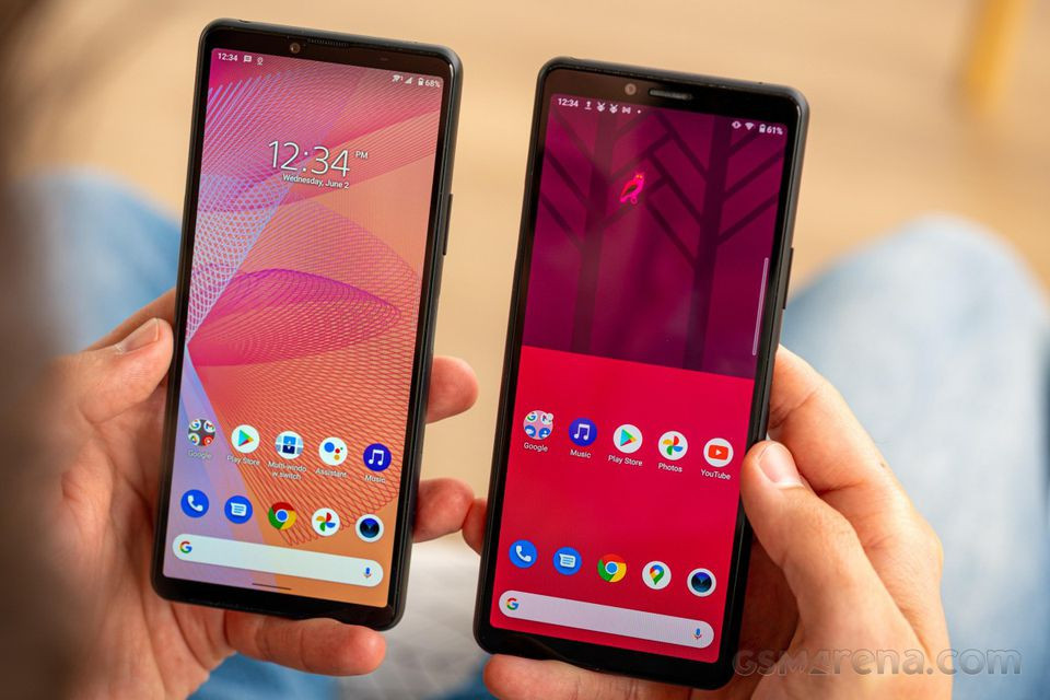 Dù không thuộc dòng Compact, Sony Xperia 10 III vẫn được đánh giá nhỏ gọn hơn nhiều thiết bị Android hiện nay với màn hình OLED 6 inch, mỏng 8,3 mm và nặng 169 g. Máy trang bị cấu hình tầm trung với chip xử lý Snapdragon 690 hỗ trợ 5G, RAM 6 GB, bộ nhớ trong 128 GB và pin dung lượng 4.500 mAh. Ảnh: GSMArena.