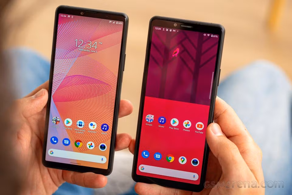 Dù không thuộc dòng Compact, Sony Xperia 10 III vẫn được đánh giá nhỏ gọn hơn nhiều thiết bị Android hiện nay với màn hình OLED 6 inch, mỏng 8,3 mm và nặng 169 g. Máy trang bị cấu hình tầm trung với chip xử lý Snapdragon 690 hỗ trợ 5G, RAM 6 GB, bộ nhớ trong 128 GB và pin dung lượng 4.500 mAh. Ảnh: GSMArena.