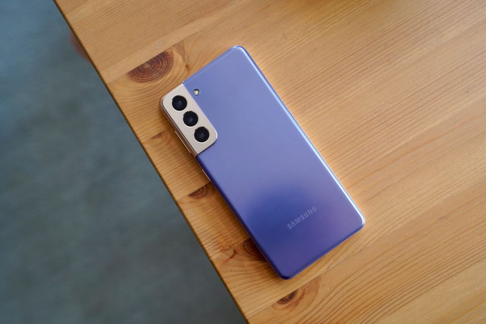 Galaxy S21 5G có khung nhôm, 3 camera sau gồm camera chính 12 MP, camera góc siêu rộng 12 MP, camera telephoto 64 MP với khả năng quay phim 8K. Giá bán chính hãng của Galaxy S21 5G hiện vào khoảng 15 triệu đồng. Ảnh: Trusted Reviews.