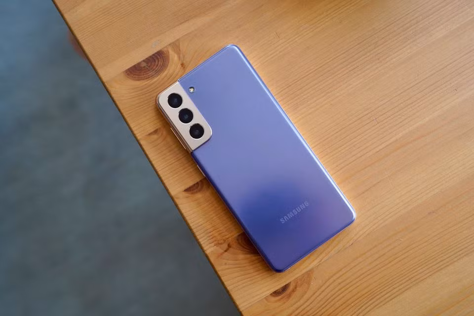 Galaxy S21 5G có khung nhôm, 3 camera sau gồm camera chính 12 MP, camera góc siêu rộng 12 MP, camera telephoto 64 MP với khả năng quay phim 8K. Giá bán chính hãng của Galaxy S21 5G hiện vào khoảng 15 triệu đồng. Ảnh: Trusted Reviews.