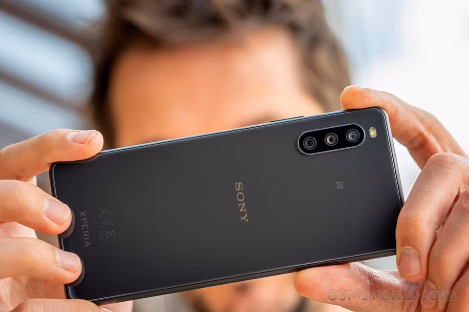 Xperia 10 III được Sony chú trọng vào khả năng chụp ảnh với 3 camera sau, gồm camera chính 12 MP (f/1.7), camera góc siêu rộng 8 MP và camera telephoto 8 MP. Máy còn hỗ trợ khe thẻ nhớ microSD, cổng tai nghe 3,5 mm và nút kích hoạt Google, những đặc điểm không thường xuất hiện trên những smartphone khác. Thiết bị được bán chính hãng với giá 12 triệu đồng. Ảnh: GSMArena.