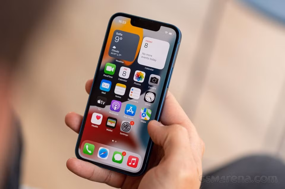 iPhone 13 mini là phiên bản thu nhỏ của iPhone 13. Máy trang bị màn hình OLED kích thước 5,4 inch, chip xử lý A15 Bionic với mạng 5G, chuẩn kháng nước/bụi IP68, 2 camera sau 12 MP hỗ trợ chống rung cảm biến, chụp thiếu sáng và quay phim xóa phông. Ảnh: GSMArena.