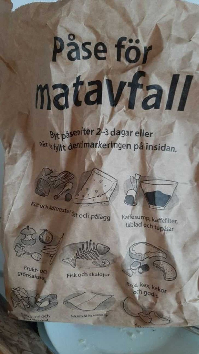 Trong các siêu thị ở Thụy Điển, người ta dùng túi giấy thay vì túi nhựa. Túi giấy dày và có thể được sử dụng làm phân trộn sau này.