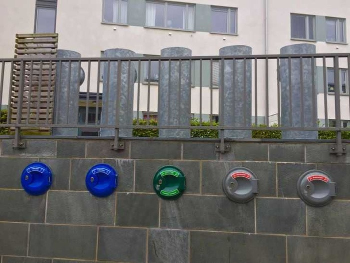 Một trong những chi tiết quan trọng trong thiết kế bền vững ở Thụy Điển là các ống chân không quản lý chất thải được phân tách dưới lòng đất.