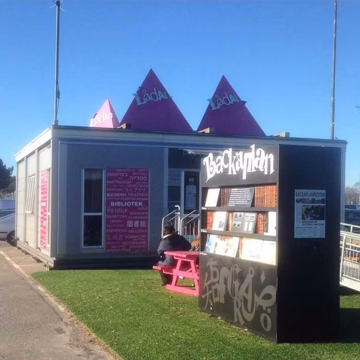 Người Thụy Điển rất thích sách và thư viện. Bạn sẽ thấy có một thư viện mini ngay trước cửa siêu thị.