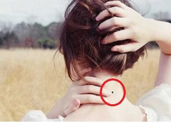 Nốt ruồi ở gáy. Phụ nữ có nốt ruồi ở sau gáy là người học cao, hiểu rộng, thông minh, lanh lợi. Họ biết cách đối nhân xử thế, khôn ngoan, sáng dạ. Sau tuổi trung niên, sự nghiệp của họ ngày càng khởi sắc.