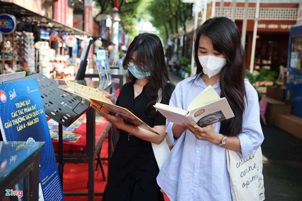 Ánh Hồng (22 tuổi, TP Thủ Đức) chia sẻ cô và bạn đến tham quan Đường sách TP.HCM và tình cờ đúng dịp nơi đây tổ chức trưng bày tác phẩm đoạt giải thưởng. "Tôi có biết một số tựa sách đoạt giải nhưng chưa có cơ hội đọc. Thời điểm này, tôi cũng tìm mua sách về văn hóa Việt Nam nên sẽ quyết định bắt đầu với tác phẩm đoạt giải trước. Đây chắc chắn là sự gợi ý uy tín và chất lượng", bạn Ánh Hồng nói.