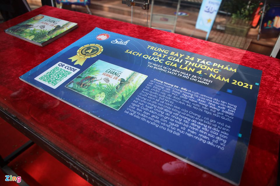 Ông Lê Hoàng cho biết 12/24 tác phẩm đoạt giải thưởng thuộc về các nhà xuất bản, công ty sách có gian hàng hoạt động tại Đường sách TP.HCM, việc độc giả tìm mua những cuốn sách này cũng sẽ thuận tiện, linh hoạt hơn. Bên cạnh trưng bày trực quan các tác phẩm đoạt giải từ ngày 16 đến 28/11, mỗi cuốn sách cũng có riêng mã QR code để độc giả có thể tự tìm đọc thêm thông tin thú vị về tác phẩm.