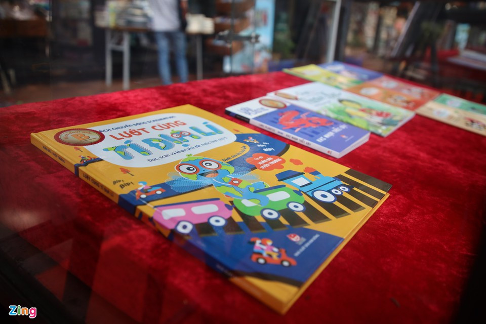 Nổi bật trong những tác phẩm trưng bày lần này là sách dành cho thiếu nhi. Bên cạnh tác phẩm đoạt giải sách năm 2021, Đường sách TP.HCM cũng có một không gian riêng để trưng bày đầy đủ sách thiếu nhi đoạt Giải thưởng Sách quốc gia từ năm 2018 đến nay với số lượng hơn 20 tựa sách/bộ sách.