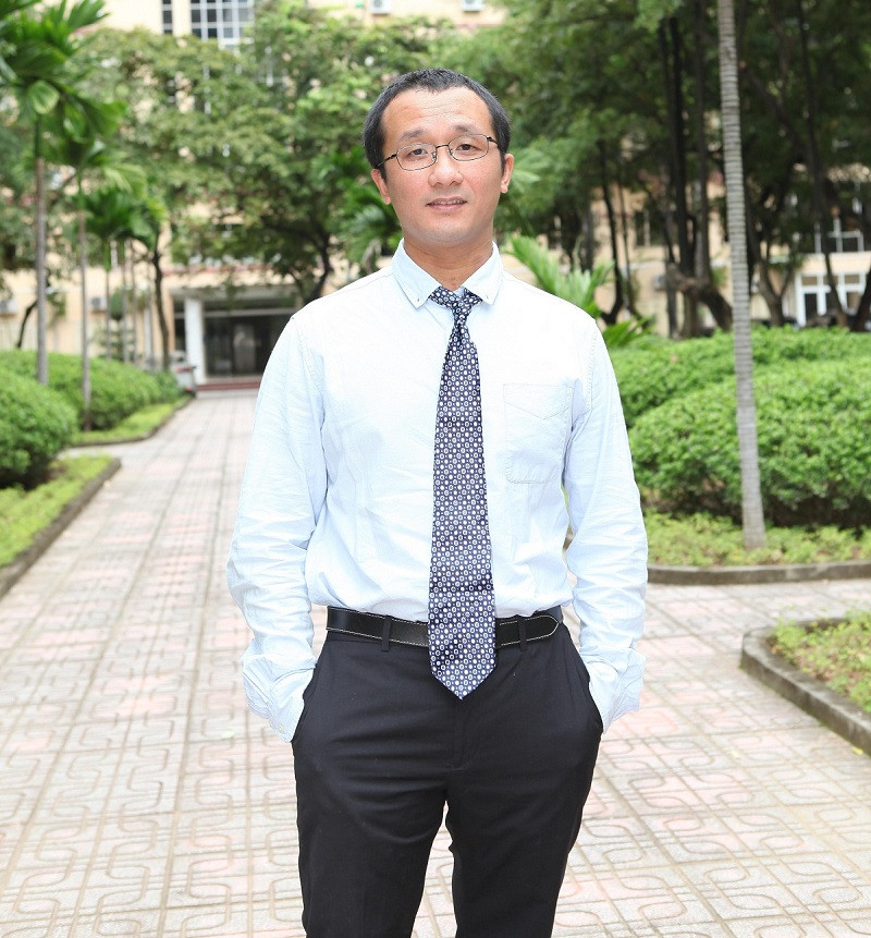 TS. Nguyen Quoc Hung: Thanh cong voi son buc xa lam mat be mat ngoai troi-Hinh-2