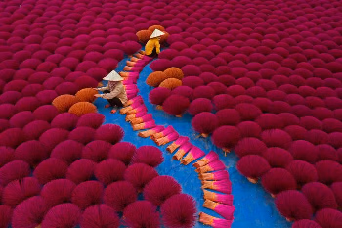 Bức ảnh làng hương Quảng Phú Cầu, huyện Ứng Hòa, Hà Nội cũng lọt vào danh sách những bức ảnh ấn tượng. Bức ảnh được chụp bởi nhiếp ảnh gia Azim Khan Ronnie. Ảnh: Azim Khan Ronnie.