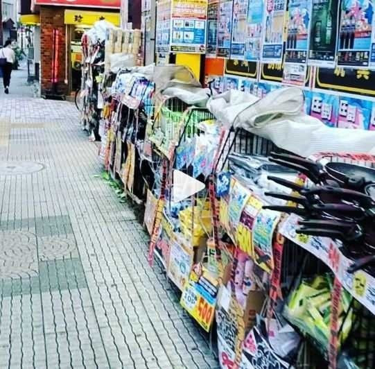 5. Hàng hóa ở các cửa hàng thường được đặt ngay trên đường phố. Và người mua sẽ bỏ tiền mua hàng vào những chiếc hộp. Không có ai bảo vệ chiếc hộp này cả.