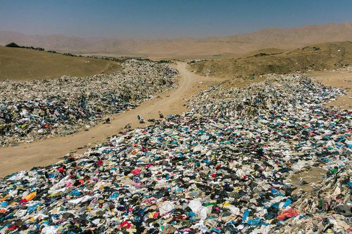Núi rác quần áo hầu hết bắt nguồn từ các quốc gia như Trung Quốc và Bangladesh, nơi sản xuất nhiều quần áo nhất trên thế giới.