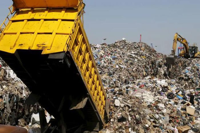 Nông dân làm việc tại một trang trại bông ở làng Soungalodaga, Burkina Faso (một quốc gia Tây Phi). Việc trồng bông sẽ dẫn đến làm tiêu hao lượng nước đáng kể. Ví dụ ở Uzbekistan, việc trồng bông đã khiến mực nước từ biển Aral trở nên khô cạn sau 50 năm. Biển Aral giờ đây chỉ là một sa mạc khô cằn với một vài vũng nước nhỏ.