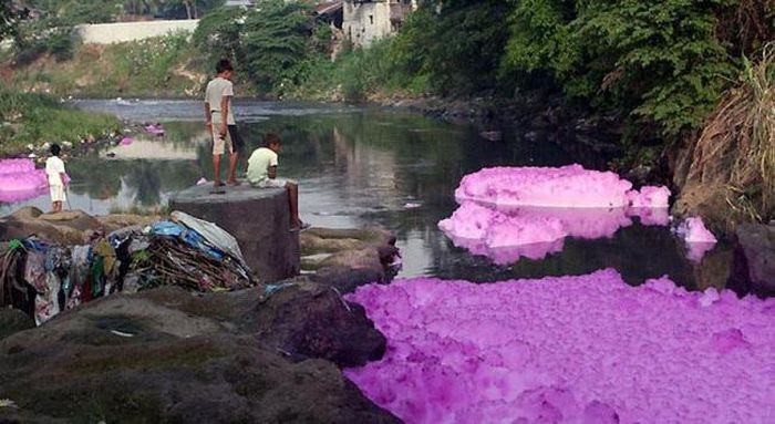 Các điều kiện làm việc trong ngành thời trang nhanh vô cùng sơ sài, chứa đầy nguy hiểm. Thế giới không thể quên "tai nạn tồi tệ nhất trong lịch sử ngành may mặc", đã giết chết hơn 1.000 công nhân khi tòa nhà xưởng Rana Plaza 8 tầng ở Bangladesh bị sập vào năm 2013.