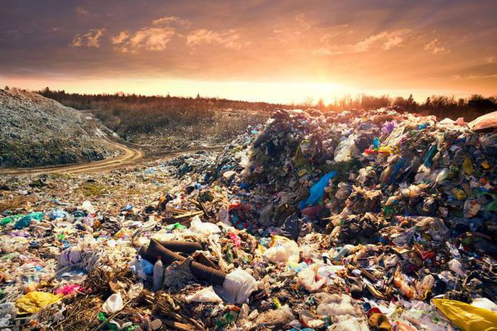 Quần áo dù vứt bỏ ngoài trời hay chôn dưới đất cũng đều gây ra tình trạng ô nhiễm, giải phóng chất độc hại vào không khí hoặc các sông ngầm. Một bộ quần áo có thể mất tới 200 năm để phân hủy và khiến đất bị nhiễm độc tương đương lốp xe hoặc đồ nhựa bỏ đi.