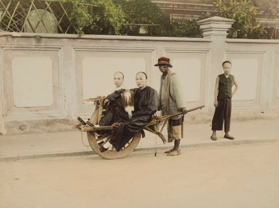 Đây chỉ là hai trong số rất nhiều nhiếp ảnh gia có tác phẩm đóng góp trong bộ sưu tập 15.000 bức của nhà sưu tầm người New York Stephan Loewentheil. Bộ ảnh Trung Quốc thế kỷ 19 của ông phản ánh chân thực quang cảnh đường phố với các thương nhân, những công trình kiến trúc, cuộc sống nông thôn và nhiều chi tiết khác, từ người ăn xin mù lòa ở góc phố đến đoàn lữ hành trên Con đường Tơ lụa.