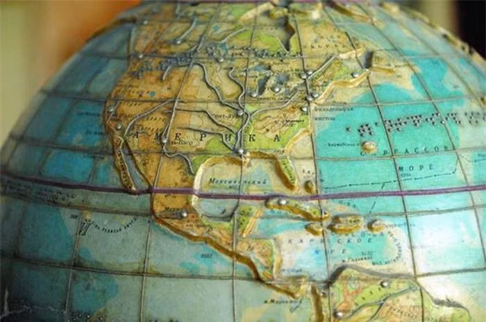 Quả địa cầu với những chấm tròn rất nhỏ làm bằng gỗ của người khiếm thị.