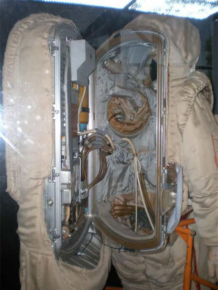 Bên trong bộ trang phục nặng tới 90kg của các nhà du hành vũ trụ. Các phi hành gia phải mất tới 30 phút để mặc xong bộ đồ này.