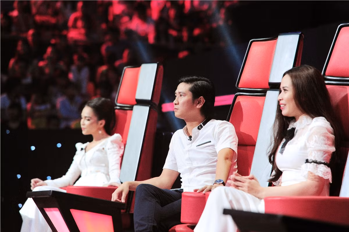 Ở vòng giấu mặc của cuộc thi, vợ Hồ Hoài Anh cũng được khen ngợi về cách chọn trang phục