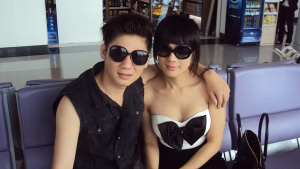 Trong những loạt ảnh mới “công chúa” trẻ ra cả chục tuổi nhờ bộ váy cúp ngực gắn nơ và kiểu mái ngố cô vừa đổi. Lâm Chi Khanh chỉ trang điểm nhẹ với điểm nhấn là đôi môi hồng cánh sen đủ để thu hút.