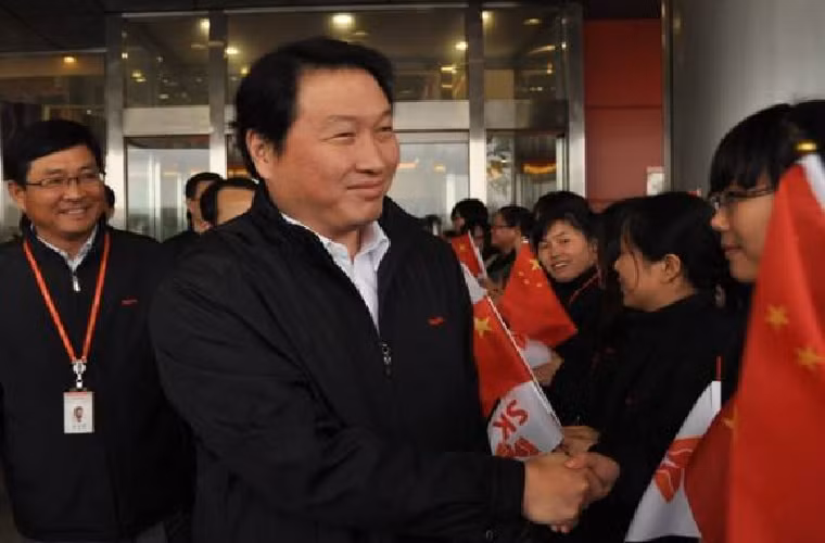  Chey Tae Won là chủ tịch của Tập đoàn Hàn Quốc nổi tiếng, SK Corporation – chuyên về ngành công nghiệp năng lượng, dầu khí và hóa chất. Ông nổi tiếng với việc cấp kinh phí xây dựng Ulsan Grand Park, một công viên đô thị lớn tại Hàn Quốc. Nhưng triệu phú này đã bị truy tố vào năm 2012 do biển thủ gần 45 triệu USD. Ông nhận án tù 4 năm. Trước đó, Ông cũng chịu 7 tháng tù giam vào năm 2003 khi bị kết tội gian lận kế toán.