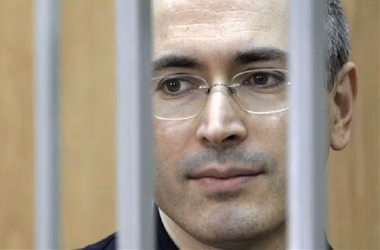 Là những người giàu nhất nước Nga, Mikhail Khodorkovsky và Platon Lebedev có khối tài sản trị giá 15 tỷ USD. Họ nổi tiếng trong lĩnh vực khai thác dầu mỏ, nhưng phải ngồi tù từ năm 2003 vì vi phạm pháp luật bao gồm các hành vi trốn thuế gian lận và rửa tiền.