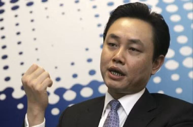  Wong Kwong Yu từng có khối tài sản lên đến 6,3 tỷ USD và ông là chủ tịch của các công ty thiết bị điện GOME chuyên cung cấp chuỗi thiết bị điện hàng đầu và phổ biến nhất ở Trung Quốc. Năm 2008, Wong bị điều tra vì tội thao túng thị trường chứng khoán và ông hiện đang thụ án tù 14 năm.