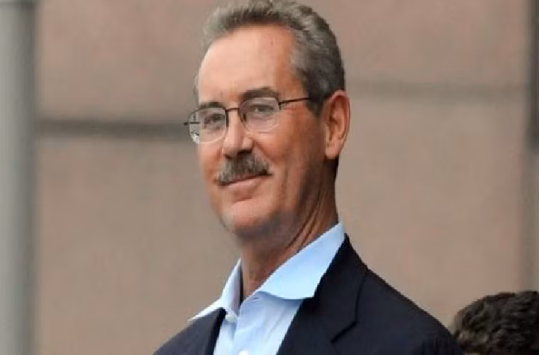  Allen Stanford sẽ dành nốt cuộc đời còn lại trong tù với bản án 110 năm. Từng là Chủ tịch của Tập đoàn Tài chính Stanford, ông đứng đầu một âm mưu nhằm mục đích đánh lừa và cướp đi 7 tỷ USD của các nhà đầu tư. Trong thời gian ở tù, ông bị thương nghiêm trọng và giảm thị lực sau khi bị một tù nhân tấn công.