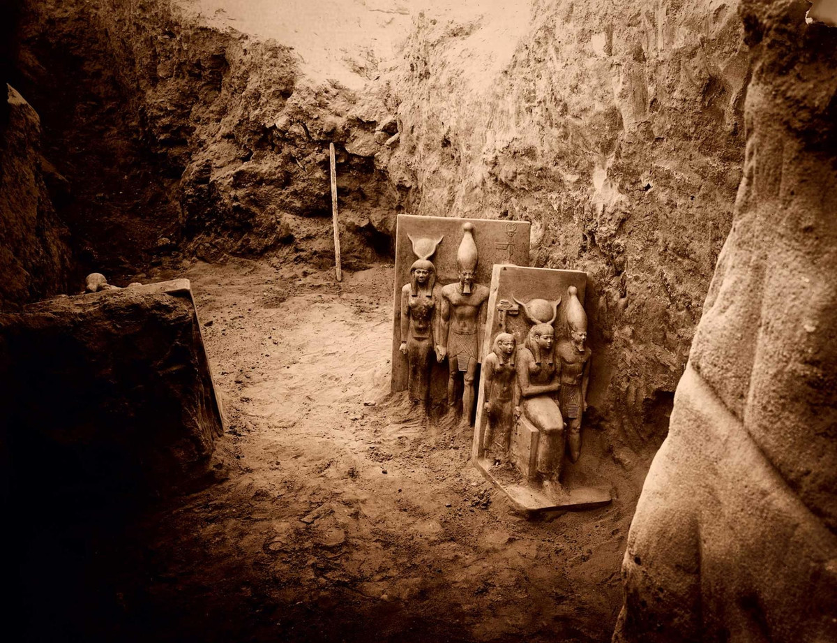 Sau khi băng hà, Amenhotep III đã được chôn cất ở phía Tây thung lũng các vị Vua, trong ngôi mộ WV22. Vào thời kỳ hỗn loạn thứ ba, xác ướp ông được chuyển về ngôi mộ KV35, cho đến khi được phát hiện bởi nhà khảo cổ Victor Loret vào năm 1898.